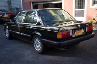 Illustration for article titled For $5,000, This 1986 BMW 325e Packs a Surprise